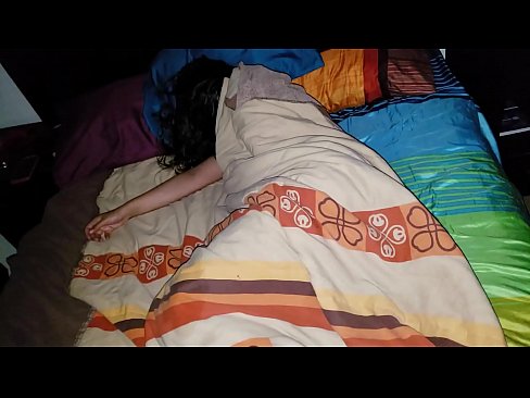 ❤️ सौतेला बेटा सोते समय अपनी युवा सौतेली माँ को डांटता है। घर का अश्लील हम पर ️